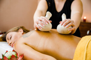 Anwendung: Kräuterstempel-Massage für 2 Personen