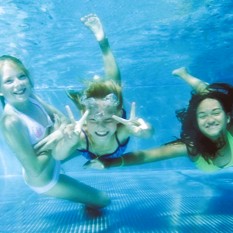 Spass im Wasser und Schwimmerlernung für Kinder