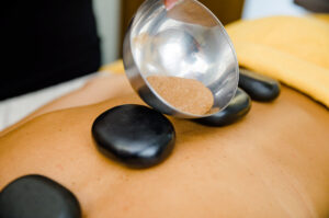 Anwendung: Zimt und Zucker Ganzkörper-Peeling & Hot-Stone-Massage